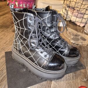 💚demonia slacker 88 spiderweb platform boots